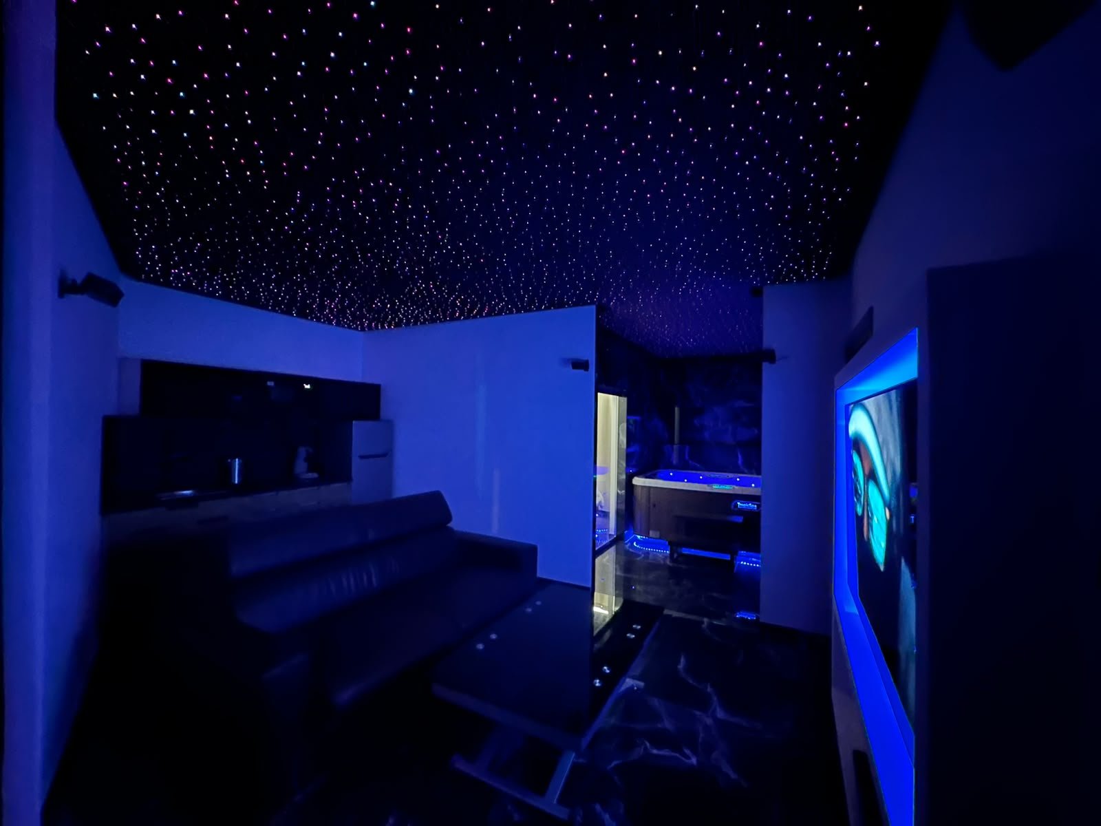 Salon de la Suite Astra en ambiance bleue sous le ciel étoilé