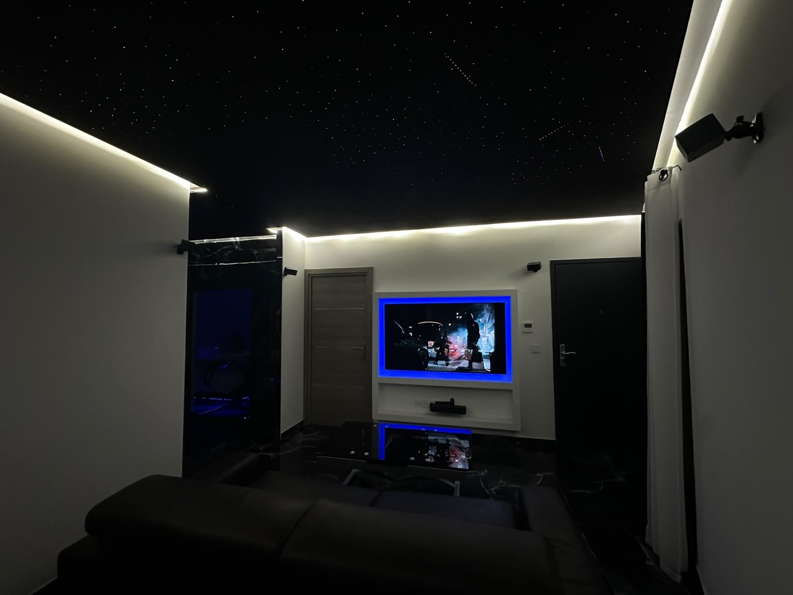 Salon cinéma, TV 65 pouces encadrée de lumière