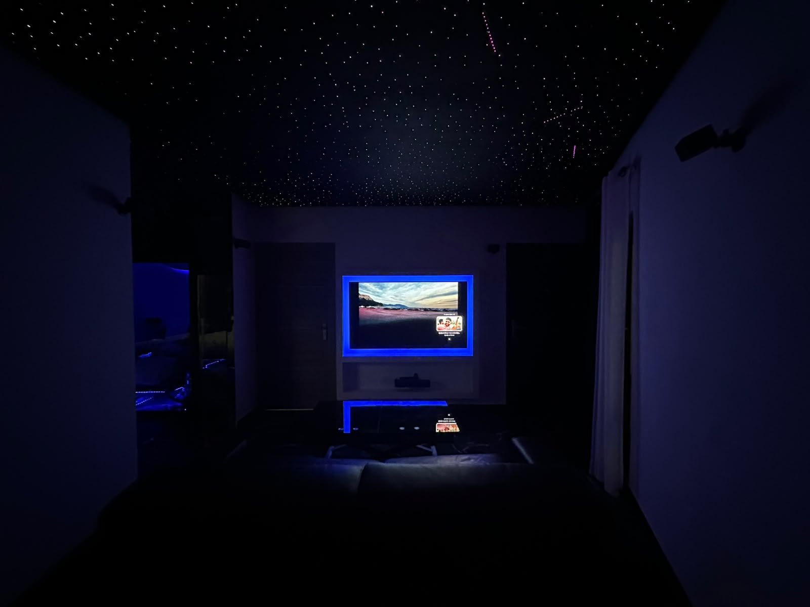 Séance de cinéma de nuit sous les étoiles